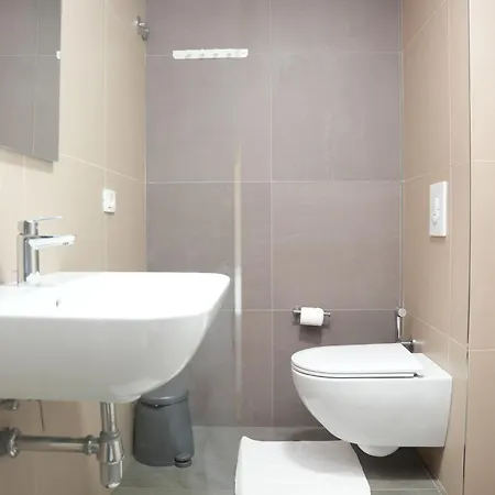 Rooftop 3* ティラナ